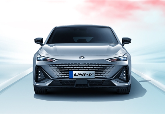 草莓摊主帮换长安UNI-V轮胎 6位美女崇拜围观：妻子调侃式解说