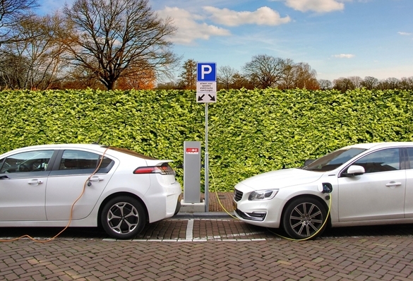 网友吐槽服务区充电桩比加油贵 2.98元/度电：官方回应了