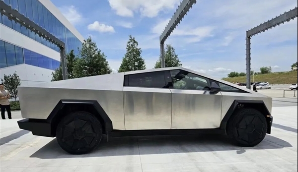 首批交付的特斯拉赛博皮卡：已经开始生锈了