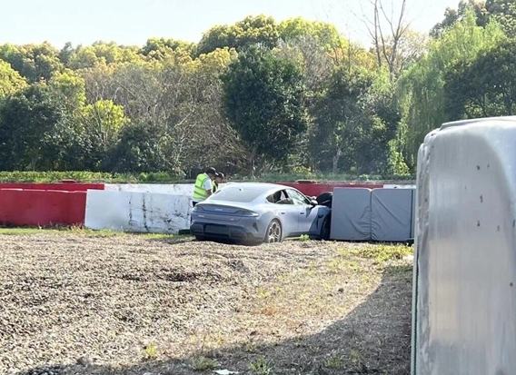 小米SU7赛道上墙火了！你还真不能怪刹车片