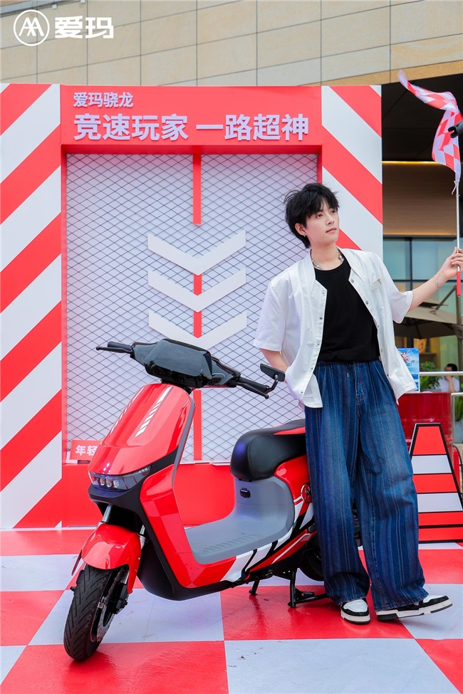 电动两轮超跑“新物种”“空降”深圳，爱玛骁龙超神试玩会刷新认知(图1)