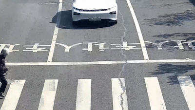 小鹏P7停车礼让 随后看呆：老奶奶5秒跑过斑马线还竖大拇指