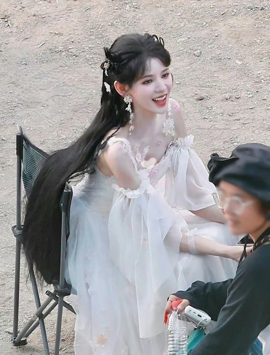 真人《斗罗大陆2》路透照:张予曦版小舞白裙绝美可人