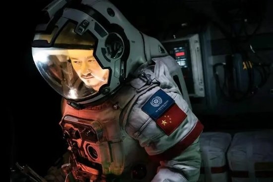 英国影评人被《流浪地球2》感动:自我牺牲精神西方很少见