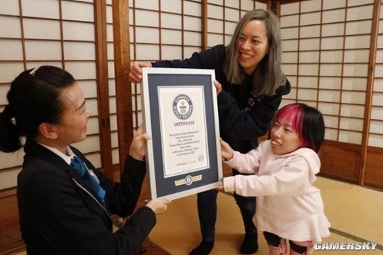 日本双胞胎姐妹身高相差75厘米 获吉尼斯纪录认证