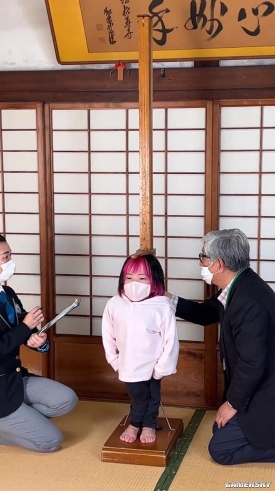 日本双胞胎姐妹身高相差75厘米 获吉尼斯纪录认证
