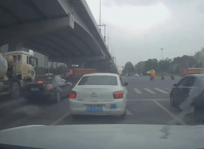 成都一特斯拉连撞11车 官方通报