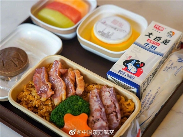 C919飞机上有五福临门主题餐:内含上海特产大白兔牛奶