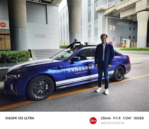 小米汽车明年量产！雷军现身上海车展参观众车企：蔚来李斌亲自接待