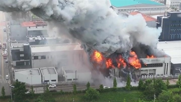 韩国电池厂大火监控视频曝光：锂电池冒烟后迅速爆燃