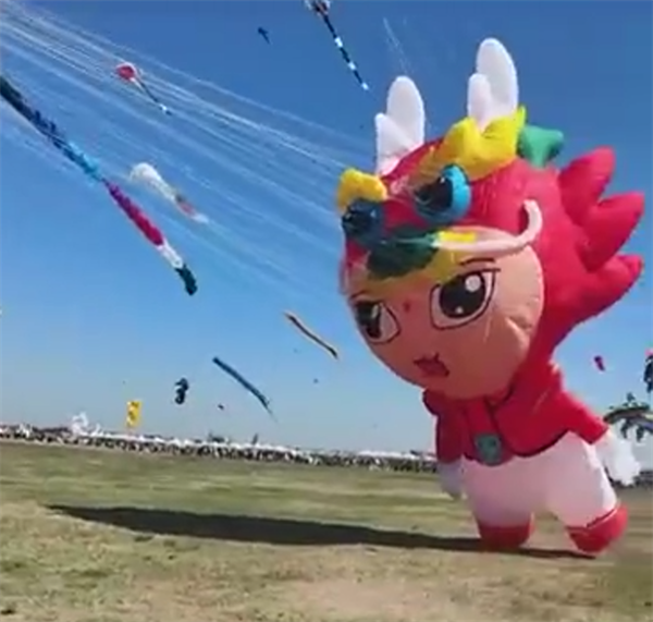 潍坊风筝节现躺平版“秦始皇” 网友:这是他摔过最狠的一跤