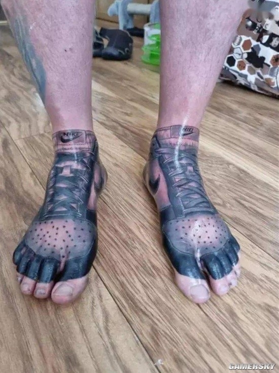 厌倦一直花钱买新鞋 耐克铁粉把AJ纹在了脚上:画面太美