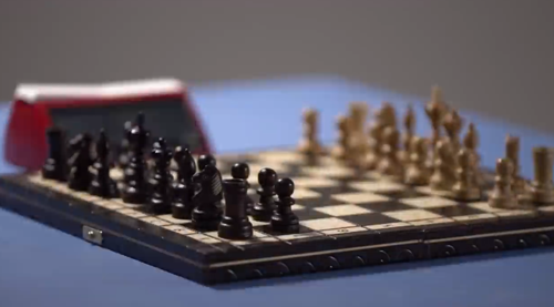 脑洞大开！俩小伙用电动肛塞作弊挑战职业象棋选手：还真行