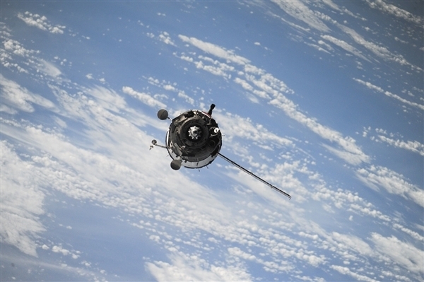 壮观!马斯克星链卫星驶过西班牙夜空:宛若空中列车