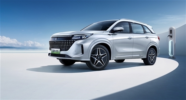 13.99万起 赛力斯蓝电E5上市:集成比亚迪DM-i、华为HiCar3.0
