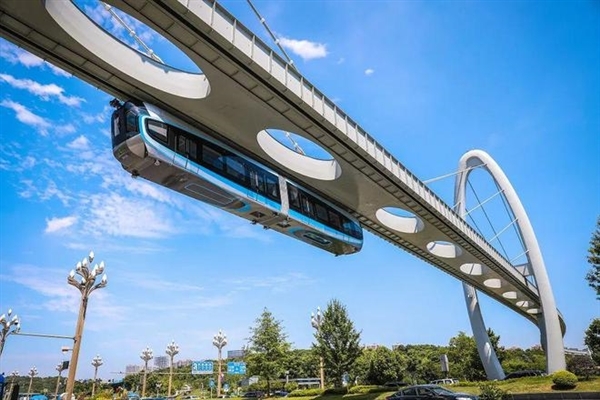 国内首条悬挂式空轨开通 结果刚一周就被砸了玻璃