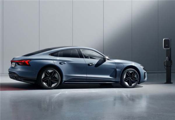 豪车玩不转纯电？奥迪RS e-tron GT狂降22万：老车主可获补贴