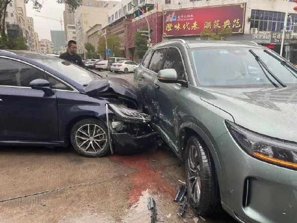 还能再硬一点?问界M7侧面被撞 想不到对方吃了大亏
