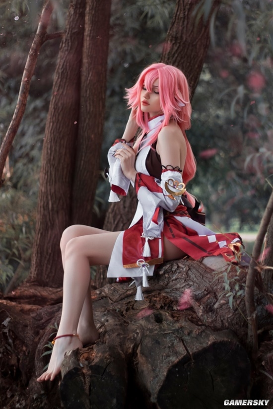 COSPLAY图赏：俄妹COS《原神》八重神子 光腿狐狸媚眼如丝