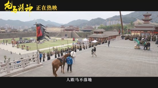 成龙吴京首次同框!《龙马精神》中二人致敬龙虎武师精神