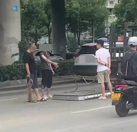 电动车的底 让自己弄掉了