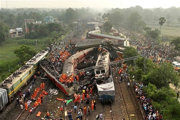 致使200多人死亡！印度火车相撞事故疑似人为干预电子信号系统