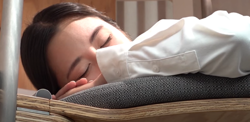 还得是你！日本推出午睡“棺材”：让人在里面站着睡觉