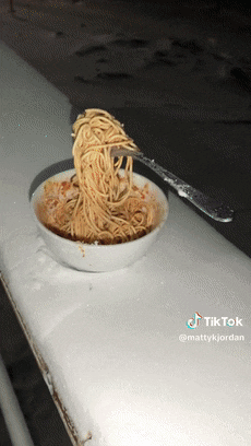 在南极尿尿会被冻住吗？