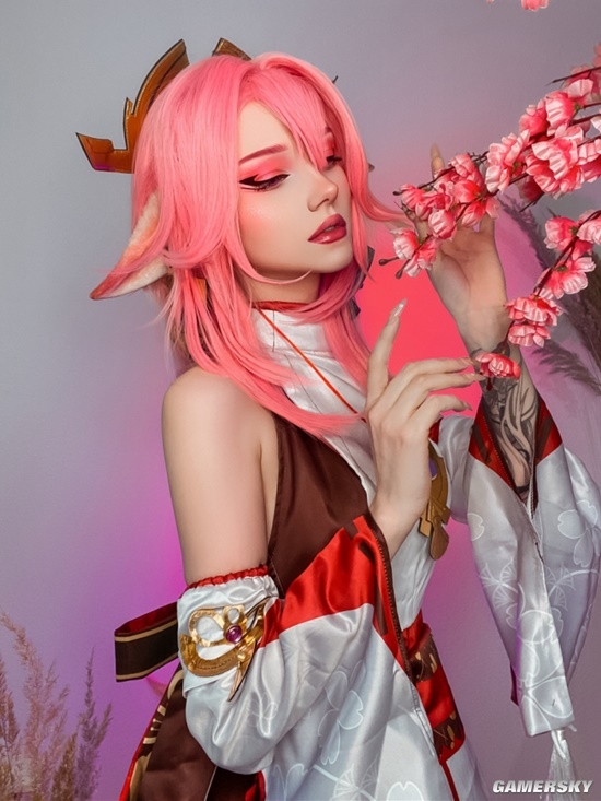 COSPLAY图赏：俄妹COS《原神》八重神子 光腿狐狸媚眼如丝