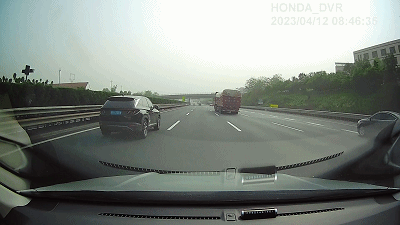 男子高速向窗外扔烟头被风吹回 惊慌追尾大货车 科普:相当危险