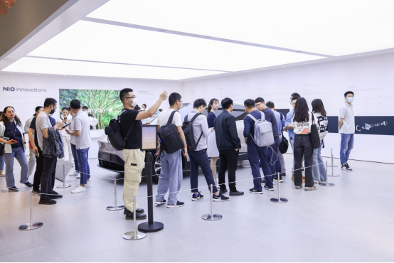 秒变私人影院!蔚来上海车展亮出三大黑科技:护城河越挖越深