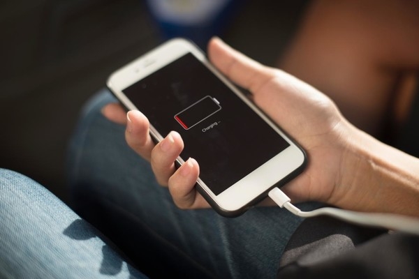 苹果向用户发出警告：不要睡在正在充电的iPhone旁边 会爆炸！