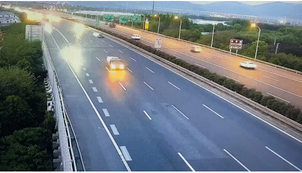 高速上惊现喷气式汽车 车尾一路滚滚浓烟 涡轮增压器坏了