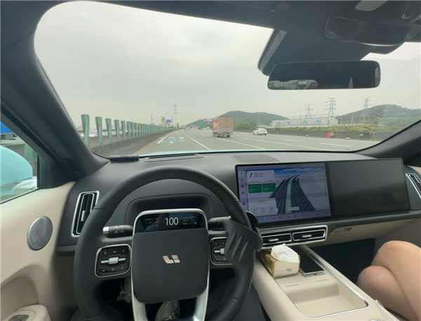 频频把辅助驾驶当成自动驾驶:一嘴硬的理想车主撞了