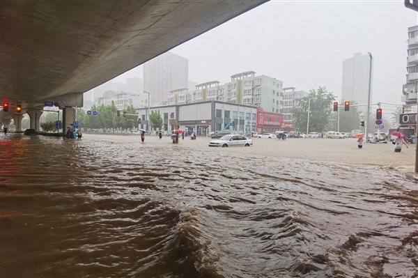 桂林强降雨出现内涝:车要浮起来了 371所学校因暴雨停课