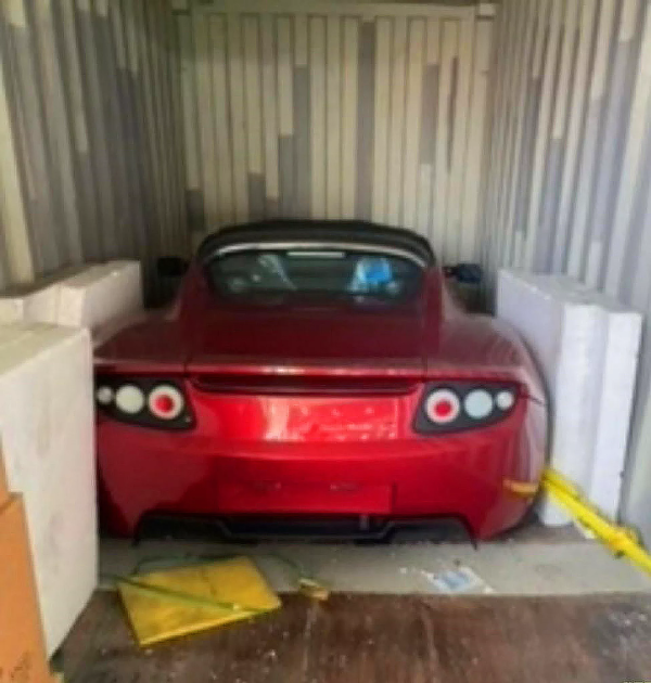 国内一集装箱惊现三辆特斯拉新跑车:被遗弃13年