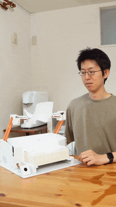 躺着玩手机砸脸怎么办：“百年难题”被日本小哥解决了！