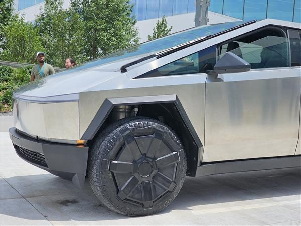 马斯克开着Cybertruck兜风 答应网友加炮塔