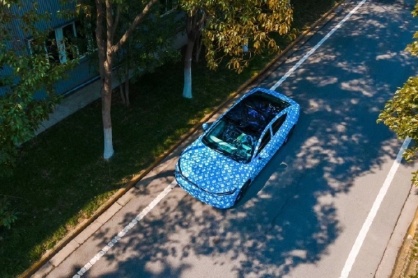 华为联手打造新车!奇瑞E03谍照:大溜背+无框车门