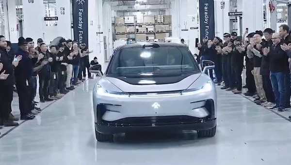 见证里程碑时刻!法拉第未来FF 91首辆量产车下线