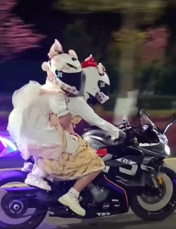 双脚都够不着地 女骑士转弯后遇对向来车:摔了