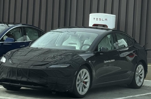 首搭赛车同款运动座椅：特斯拉 Model 3高性能版谍照曝光