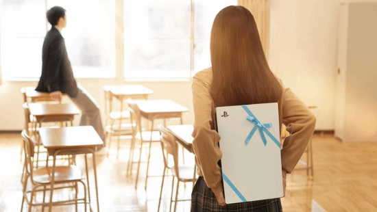 索尼正在研究如何把PS5塞进桌斗里:抱着送人太沉了