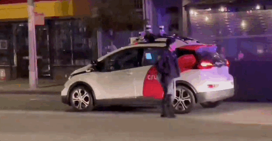 无人驾驶出租车和交警杠上！双方僵持不下：乘客急得直跳脚