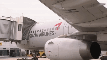 韩国老哥200米高空强开飞机舱门:类似的狠人还真不少!