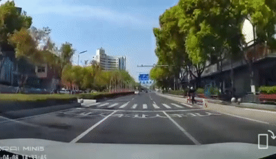 小鹏P7停车礼让 随后看呆：老奶奶5秒跑过斑马线还竖大拇指