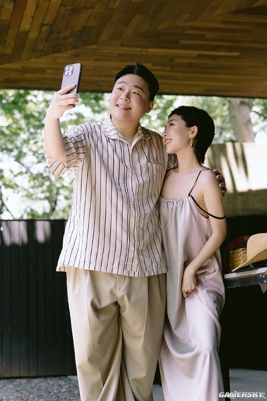 郝劭文晒婚礼现场照 释小龙任伴郎：勾起网友童年回忆
