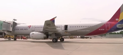 韩国老哥200米高空强开飞机舱门:类似的狠人还真不少!