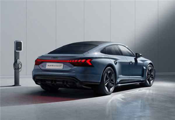 豪车玩不转纯电？奥迪RS e-tron GT狂降22万：老车主可获补贴