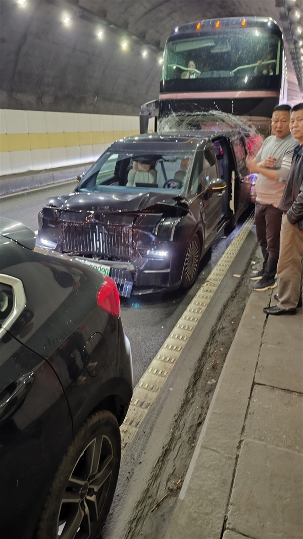 下次还买！曝极氪001定速130km/h撞收费站：人轻伤、电池没烧